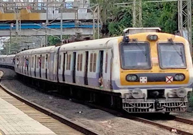 मुंबईकरांच्या सेवेत १८ डब्यांची लोकल लवकरच!