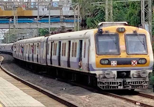 मुंबईकरांच्या सेवेत १८ डब्यांची लोकल लवकरच!
