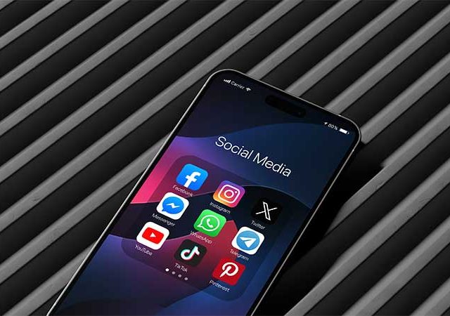 सोशल मीडिया वापरासाठी सरकारी कर्मचाऱ्यांना निर्बंध, फेसबुक-एक्सवर पोस्ट कर्मचाऱ्यांना महागात पडणार