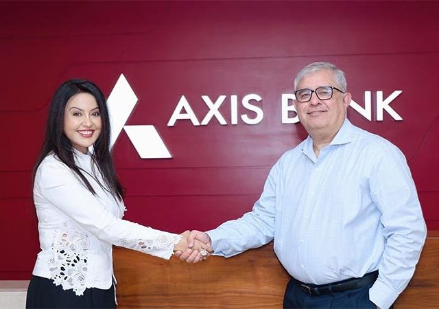 अमृता फडणवीस यांनी दिला नोकरीचा राजीनामा