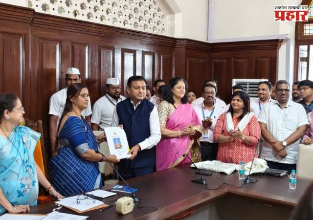 मुंबई महापालिकेच्या अर्थसंकल्पाचा आकार ४२४८ कोटींचा; शिक्षण समिती अध्यक्ष राजेश्री शिरवडकर यांना सादर केला अर्थसंकल्प