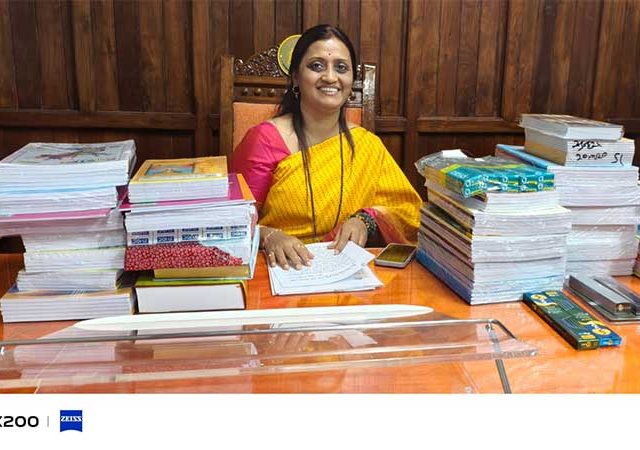 शिक्षण समिती अध्यक्ष होताच राजेश्री शिरवडकर यांच्या टेबलावर पुष्पगुच्छा ऐवजी वह्या,पेन्सिलचा खच