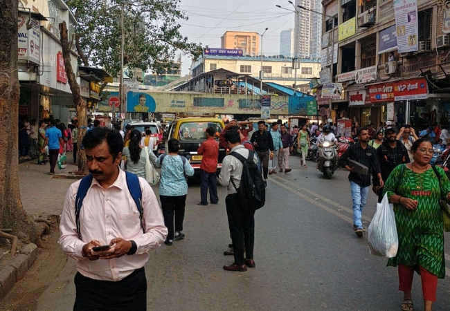 दादरकरांनी, अतिक्रमणमुक्त पदपथ आणि स्वच्छतेबाबत प्रशासनाचे केले कौतुक