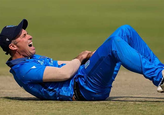 क्षेत्ररक्षण करताना इटलीच्या कर्णधाराचा हात निखळला