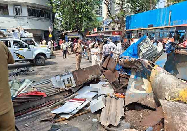 मुलुंड स्टेशन परिसरातील एस व्ही पी मार्ग क्लिअर