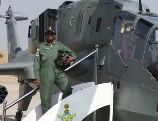 राष्ट्रपतींनी हेलिकॉप्टर 'प्रचंड'मधून केले उड्डाण