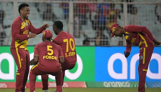 टी-२० विश्वचषक: वेस्ट इंडीजची विजयी सलामी, शेफर्ड आणि हेटमायर चमकले