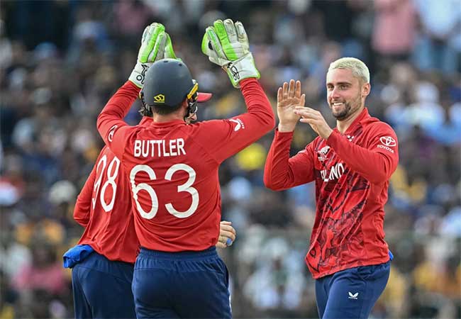 इंग्लंडच्या फिरकीपुढे श्रीलंकेची दाणादाण