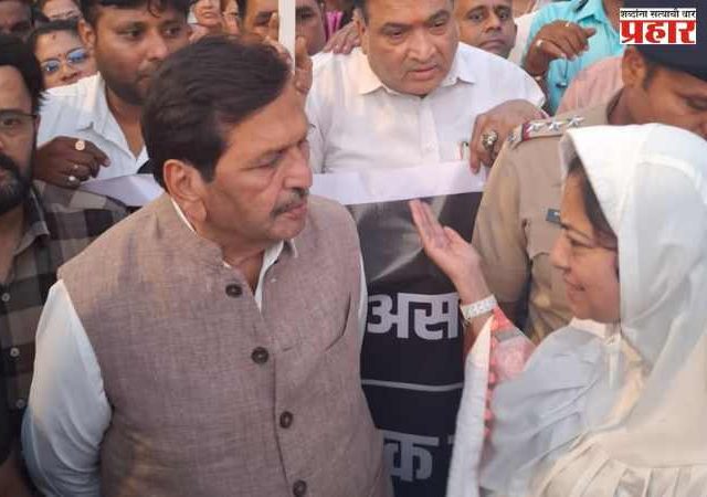 चर्नी रोड -गिरगाव पुलाला विरोध करणाऱ्या सैफी हॉस्पिटल व्यवस्थापनाच्या विरोधात स्थानिकांचे आंदोलन - मंत्री मंगलप्रभात लोढा यांचा आंदोलनात सहभाग; मनमानी चालू देणार नाही पुल होणारच