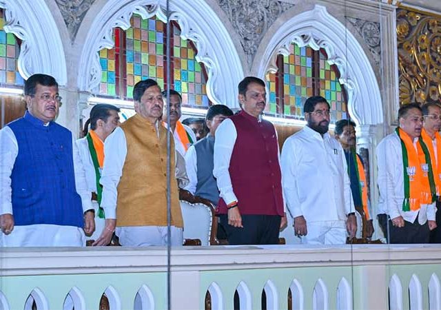 मुख्यमंत्री देवेंद्र फडणवीस महापौरांची निवड पाहण्यासाठी प्रथमच बसले सभागृहाच्या गॅलरीत