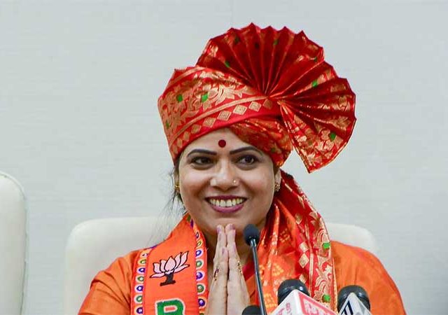 मुंबईत भव्य प्रवेशव्दार व क्लॅाकटॅावर उभारा, महापौर रितू तावडे यांनी आयुक्तांना सूचना