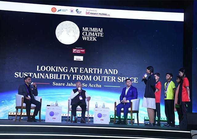 महापालिका शाळांमधील विद्यार्थ्यांनी साधला अंतराळवीरांशी संवाद