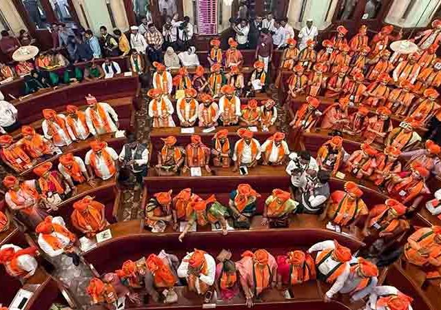 विरोधी पक्षात बसताच उबाठाच्या नगरसेवकांना आसने टोचू लागली