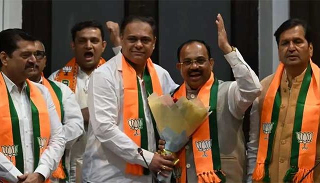 मुंबईच्या सभागृहनेते गणेश खणकर, विरोधी पक्षनेतेपदी किशोरी पेडणेकर