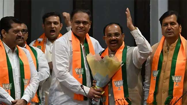 मुंबईच्या सभागृहनेते गणेश खणकर, विरोधी पक्षनेतेपदी किशोरी पेडणेकर