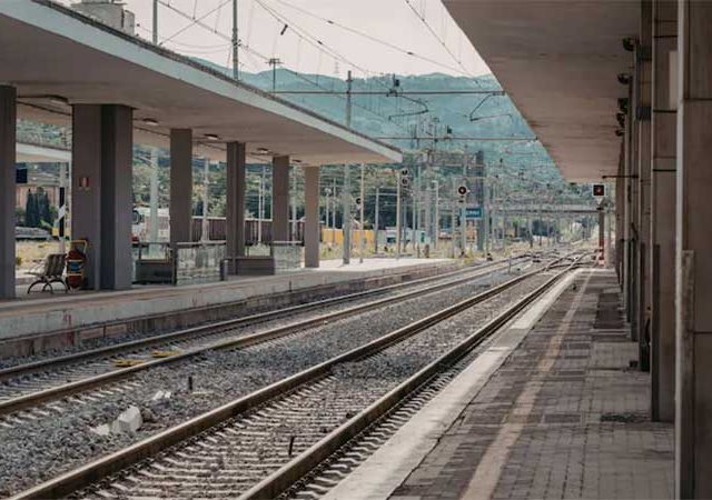 रेल्वेच्या हद्दीत विजेच्या खांबाजवळ घडली धक्कादायक घटना, बघून अनेकजण हादरले