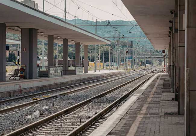 रेल्वेच्या हद्दीत विजेच्या खांबाजवळ घडली धक्कादायक घटना, बघून अनेकजण हादरले