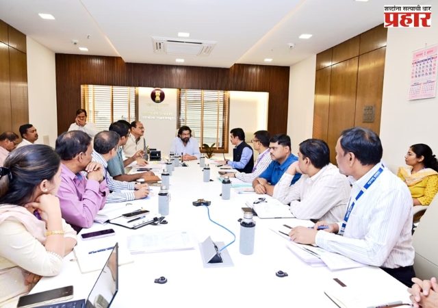 राज्यातील अतिवृष्टीत बाधित रस्त्यांच्या दुरुस्तीला प्राधान्य द्या.