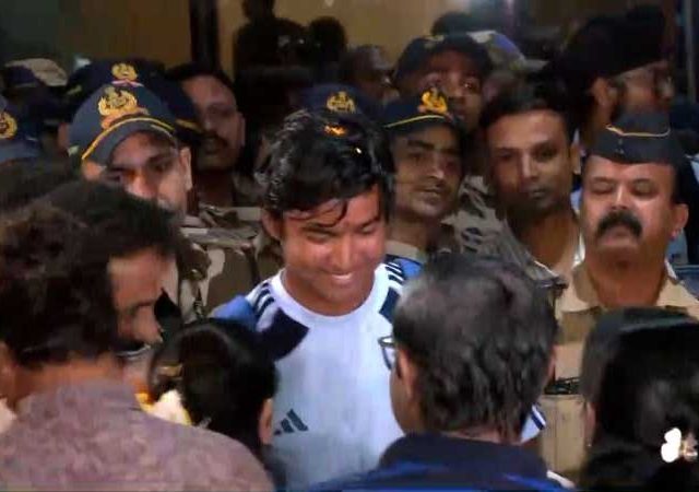 मुंबई विमानतळावर 'विश्वविजेत्या' युवा सेनेचे शाही स्वागत, स्वागताला चाहत्यांची अलोट गर्दी