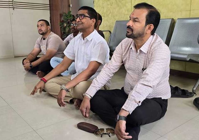 संगमनेर नगरपालिकेत नगरसेवकांचे ठिय्या आंदोलन