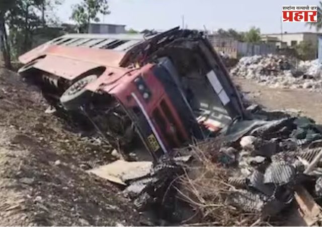 पुणे-सोलापूर महामार्गावर एसटी बसचा भीषण अपघात, ओव्हरटेकच्या नादात...