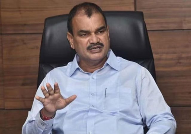 मुख्यमंत्री, उपमुख्यमंत्री हे ३० जूनपूर्वी शेतकरी कर्जमाफीचा निर्णय जाहीर करतील