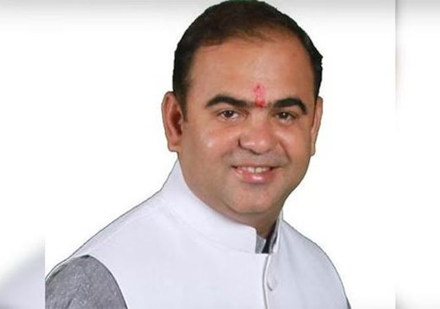 वीर सावकरांना भारतरत्न देण्यासाठी केंद्राकडे पाठपुरावा करणार