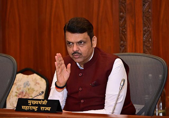 लोकशाहीर साहित्यरत्न अण्णा भाऊ साठेंच्या आंतरराष्ट्रीय स्मारकाला गती देण्याचे निर्देश