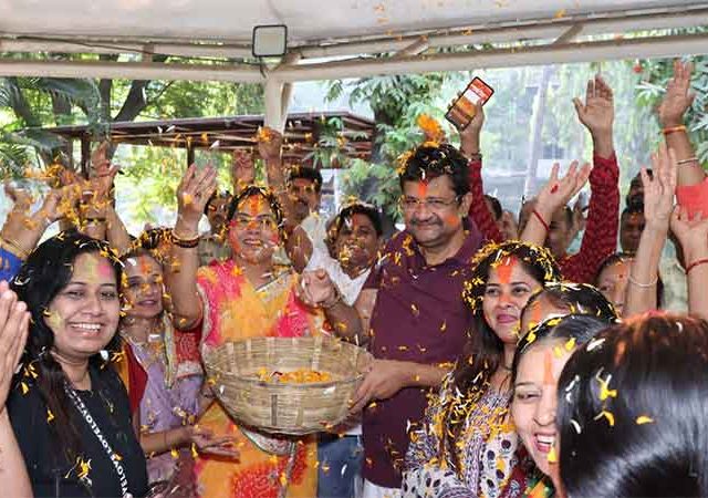 फुलांची होळी उपक्रमातून महापौर रितू तावडे यांनी दिला पर्यावरणपूरक सण साजरे करण्याचा संदेश