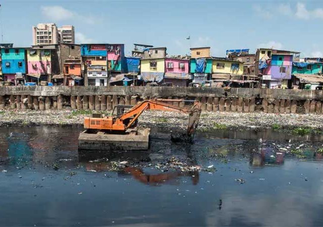 मिठीच्या सफाईसाठी अखेर कंत्राटदार पावले