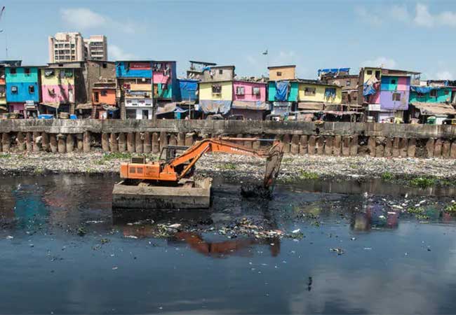 मिठीच्या सफाईसाठी अखेर कंत्राटदार पावले