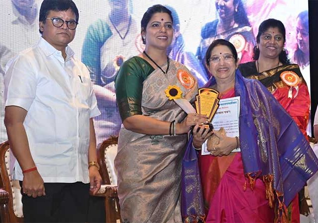 जो पुरस्कार मिळवण्याचे स्वप्न बघितले तोच पुरस्कार देणारे हात झाले