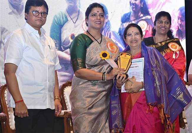 Mumbai : जो पुरस्कार मिळवण्याचे स्वप्न बघितले तोच पुरस्कार देणारे हात झाले