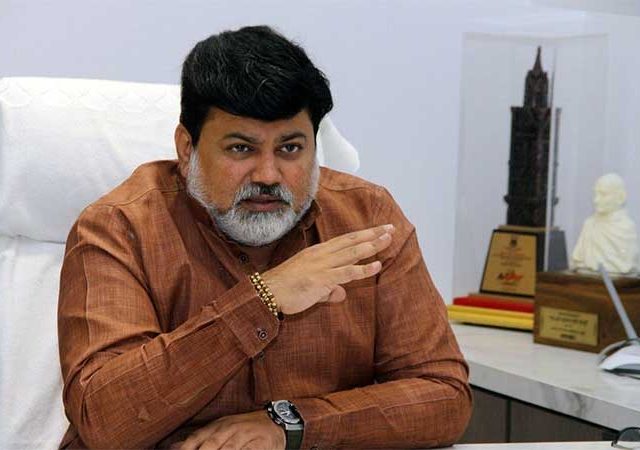 मुंबईतील आग विझवण्यासाठी १०४ मीटरची शिडी आणणार