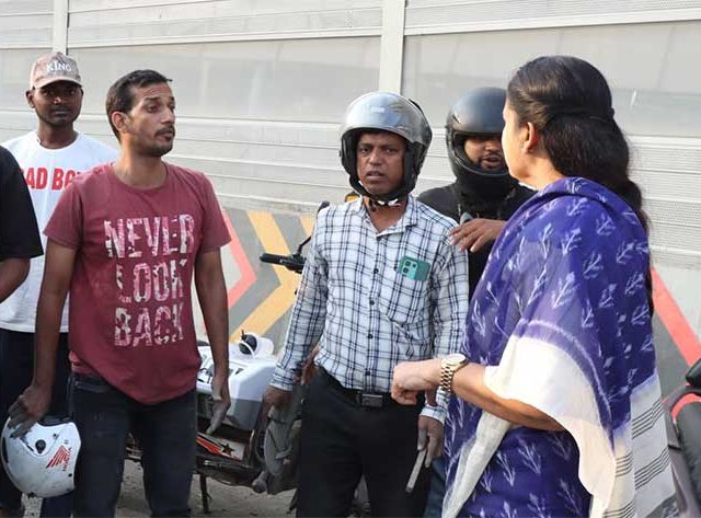 विक्रोळी पूर्व - पश्चिम  उड्डाणपुलावर तेल गळती, दुचाकीस्वार घसरून पडले; महापौरांनी केली मदत