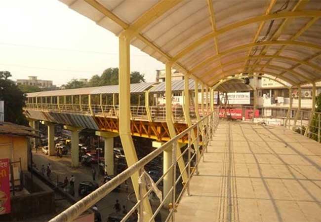 बोरीवली स्थानकाला जोडणाऱ्या स्कायवॉकवर बसवणार सरकता जिना