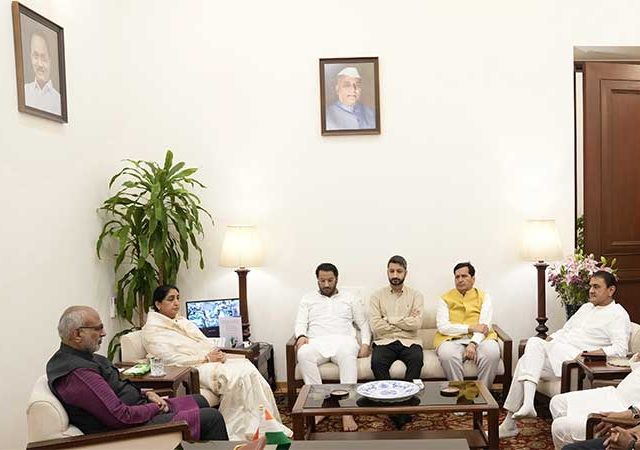 उपराष्ट्रपती सी. पी. राधाकृष्णन यांनी उपमुख्यमंत्री सुनेत्रा अजित पवार यांची घेतली सांत्वनपर भेट