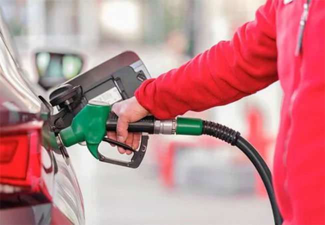 Petrol Diesel Price Hike : सर्वसामान्यांना पुन्हा झटका! पेट्रोल-डिझेलच्या दरात चार दिवसांत दुसऱ्यांदा वाढ