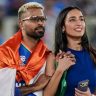 Hardik Pandya : हार्दिक पांड्याच्या 'त्या' कृतीवरून वाद; राष्ट्रध्वजाचा अवमान केल्याने पुण्यात तक्रार