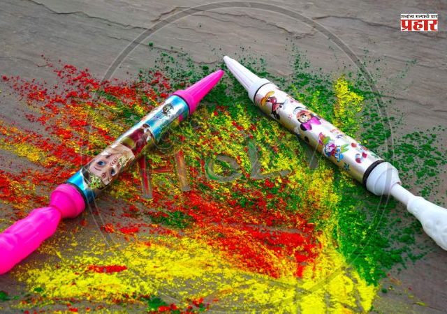 Holi 2026 : रंग-पिचकाऱ्यांच्या किंमतीत सरासरी पाच टक्के वाढ, तरीही खरेदीला उत्स्फूर्त प्रतिसाद