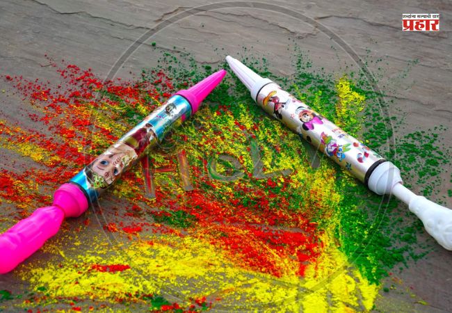 Holi 2026 : रंग-पिचकाऱ्यांच्या किंमतीत सरासरी पाच टक्के वाढ, तरीही खरेदीला उत्स्फूर्त प्रतिसाद