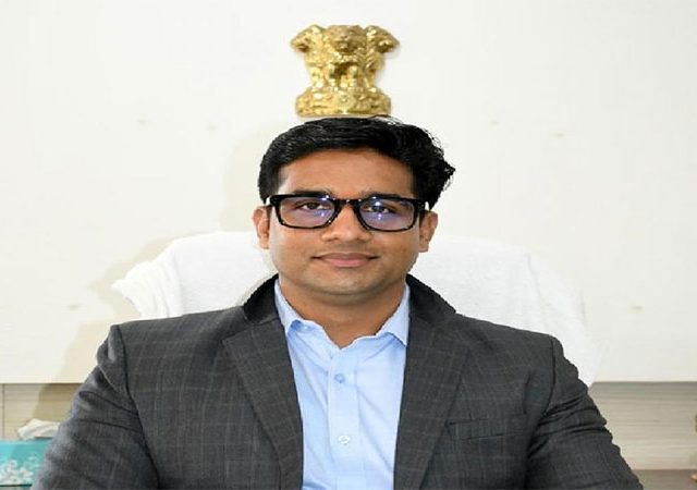 आयएएस अधिकारी देवेंद्र सिंह यांचे निलंबन मागे