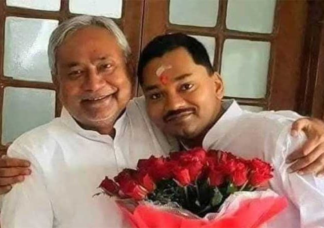 नितीश कुमारांचा मुलगा निशांत कुमारांचा ऐन पन्नाशीत JDU मध्ये प्रवेश