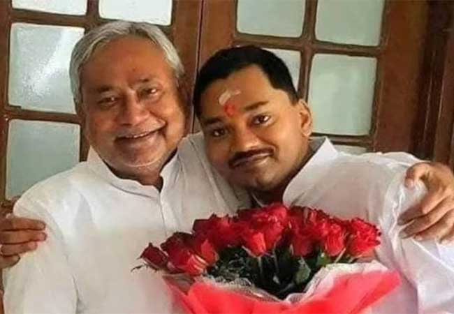 नितीश कुमारांचा मुलगा निशांत कुमारांचा ऐन पन्नाशीत JDU मध्ये प्रवेश