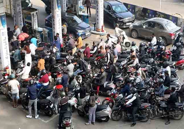 इंधनाचा मुबलक साठा, तरीही अफवांमुळे पेट्रोल पंपांवर रांगा!