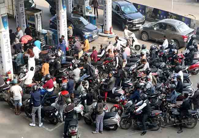 इंधनाचा मुबलक साठा, तरीही अफवांमुळे पेट्रोल पंपांवर रांगा!