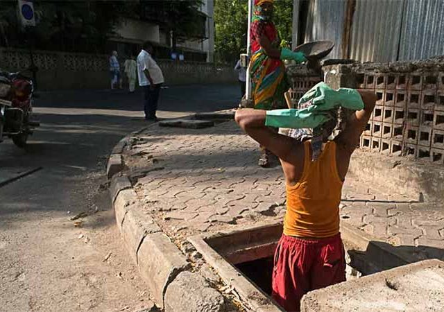 'सफाई कर्मचाऱ्यांची प्रलंबित नुकसानभरपाई प्रकरणे तात्काळ निकाली काढा'