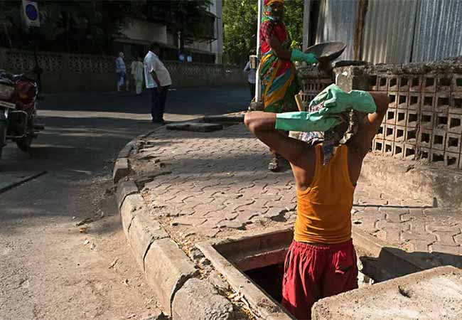 ‘सफाई कर्मचाऱ्यांची प्रलंबित नुकसानभरपाई प्रकरणे तात्काळ निकाली काढा’