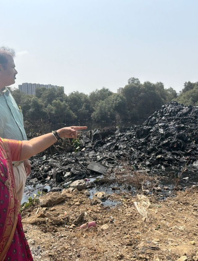 Kishori Pednekar: विरोधी पक्षात बसताच उबाठाच्या पेडणेकर आधीच पोहोचल्या नाल्याच्या काठावर