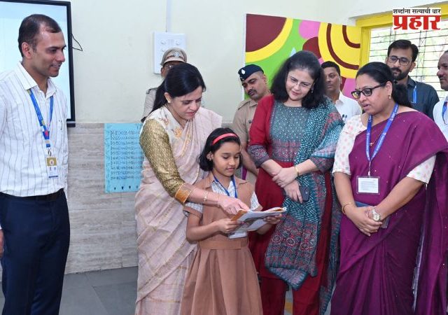 महापालिका शाळांमधील वाचन कौशल्य पाहून आयुक्तही भारावले, मुलांच्या पाठीवर मारली कौतुकाची थाप